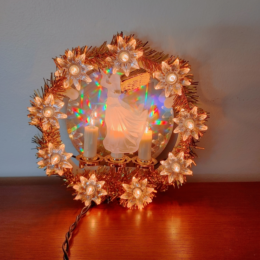 Holiday Angel Lighted Wreath with Gold Accents